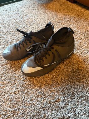 Kids Black Soccer Cleats with Silver Swoosh 3.5 youth
